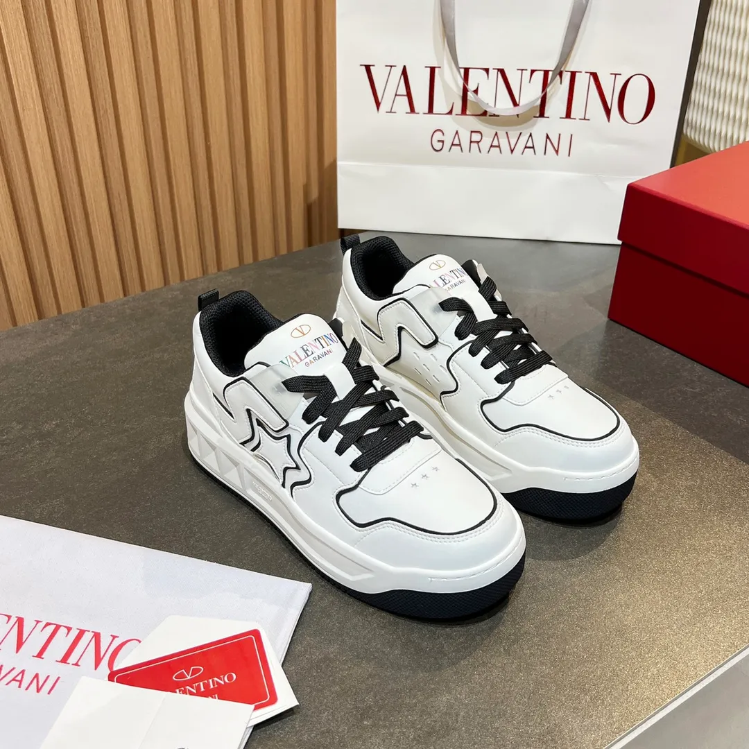 👟👟Ex-factory price 660👟👟 𝑽𝒂𝒍𝒆𝒏𝒕𝒊𝒏𝒐Valentino 𝑶𝒏𝒆𝑺𝒕𝒖𝒅 Couple casual sports shoes series Valentino 2024 new couple sports shoes are on sale. The original ZP was purchased and dismantled. Repeated pattern making and modification. I tried my best to restore it one to one! Top luxury masterpiece Signature five-pointed star design Soft and comfortable genuine leather with contrasting colors brings excellent and elegant texture and excellent on-foot comfort Top purchasing version upper: imported calfskin surface/original oil edge craftsmanship Outsole: original development 𝐓𝐏𝐔 two-color combination outsole Packaging: original configuration complete package Code number: 34-𝟒𝟓